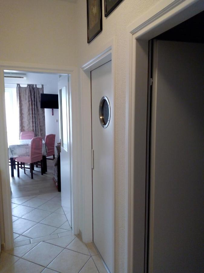Vodice Mladen Apartman Za Familiju Exterior photo